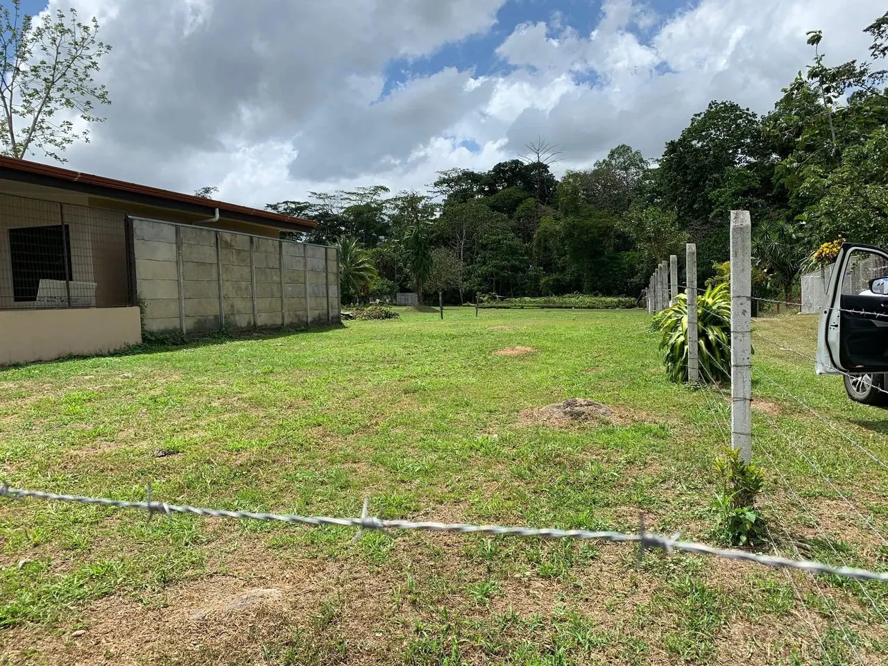 Lote con la construcción vecina a un costado