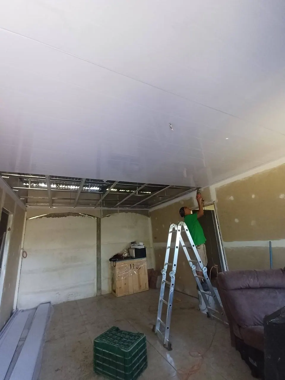 Cielo raso en instalación en un espacio amplio