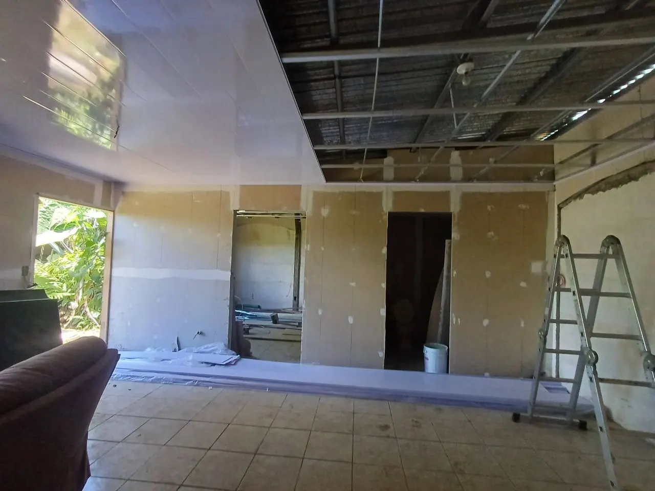 Espacio interno con paredes de fibrocemento y cielo nuevo