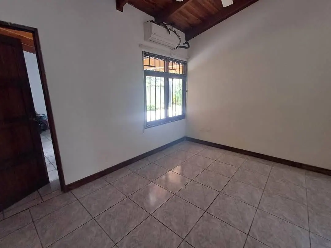 Habitación con ventana y piso de cerámica