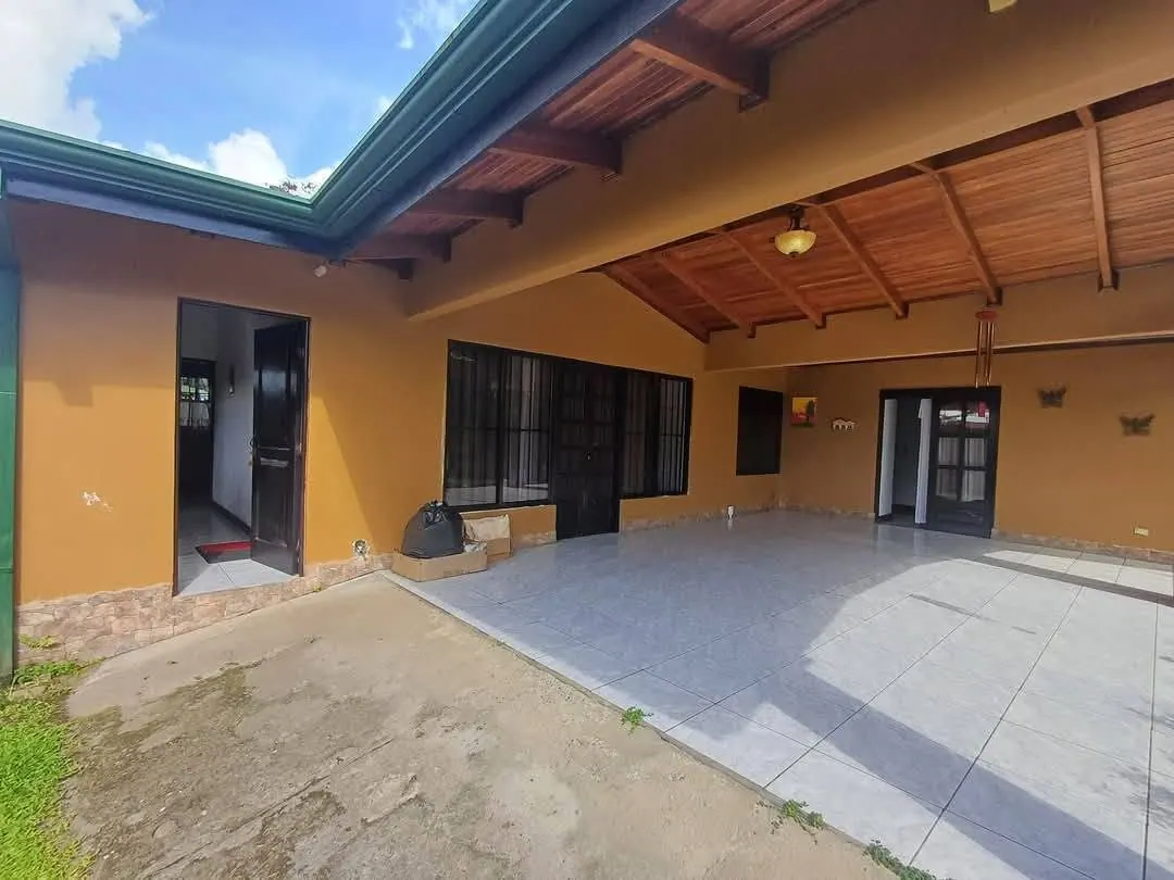 Corredor techado con cielo de madera y piso de cerámica