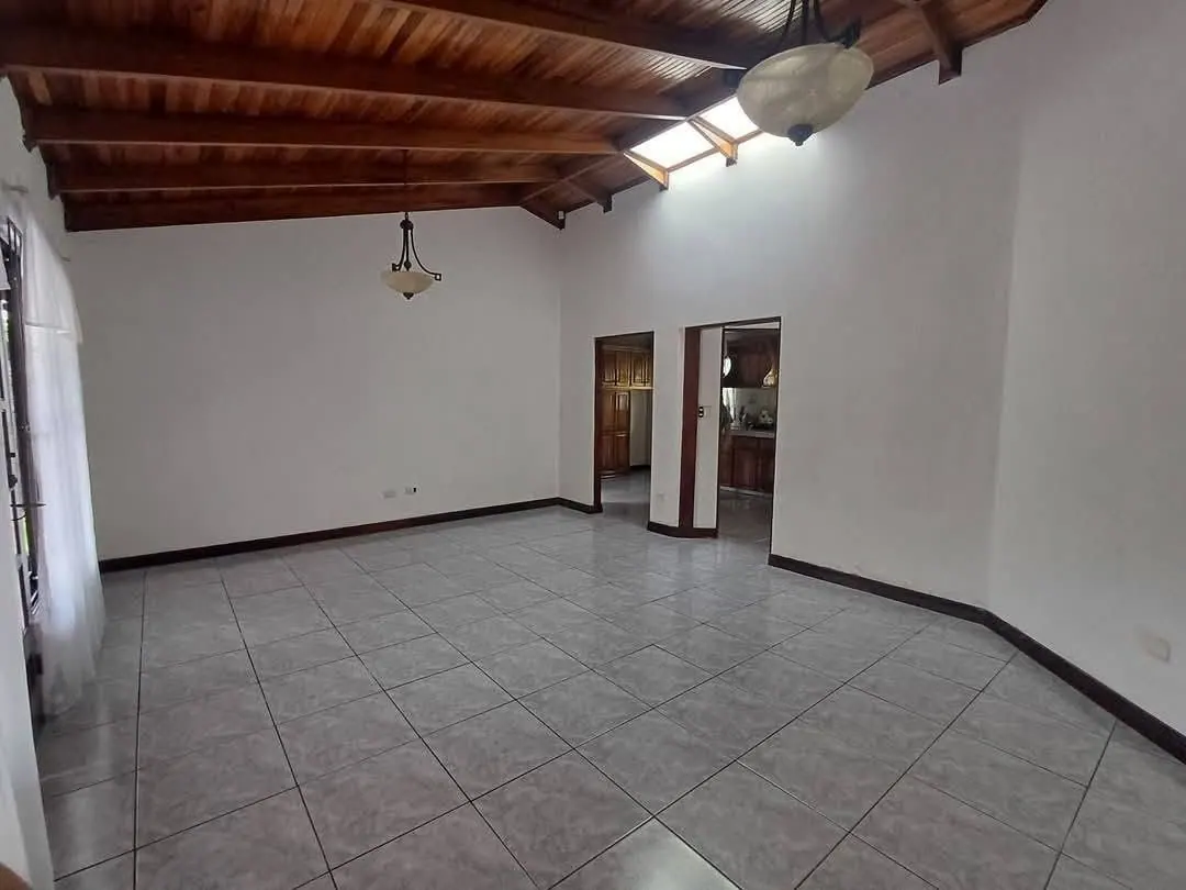 Sala con techo de madera y tragaluz