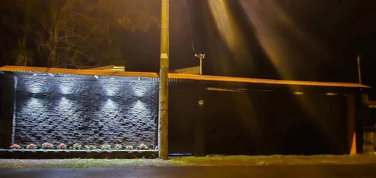 La tapia iluminada de noche