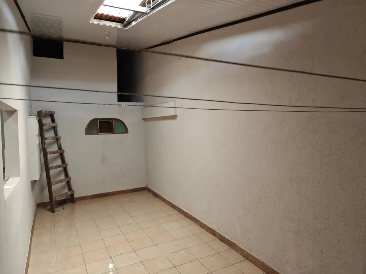 Cuarto amplio con piso de cerámica