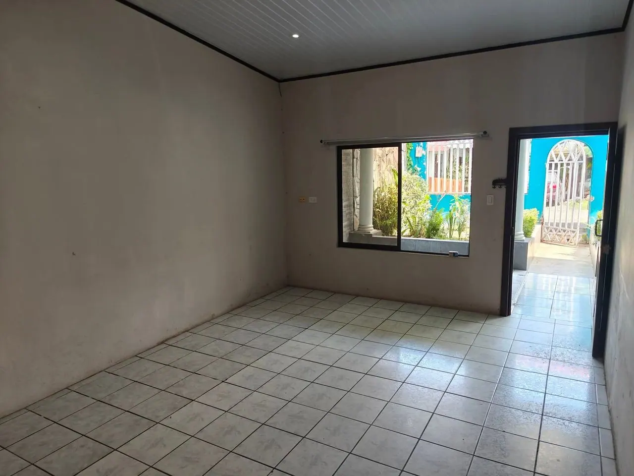 Habitación con ventana corrediza al jardín