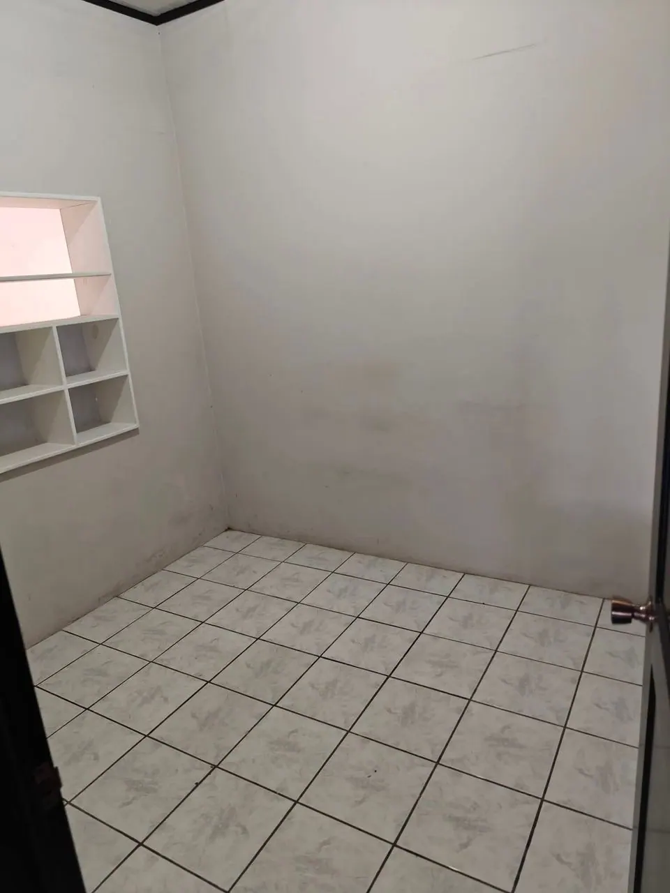 Habitación con repisa empotrada