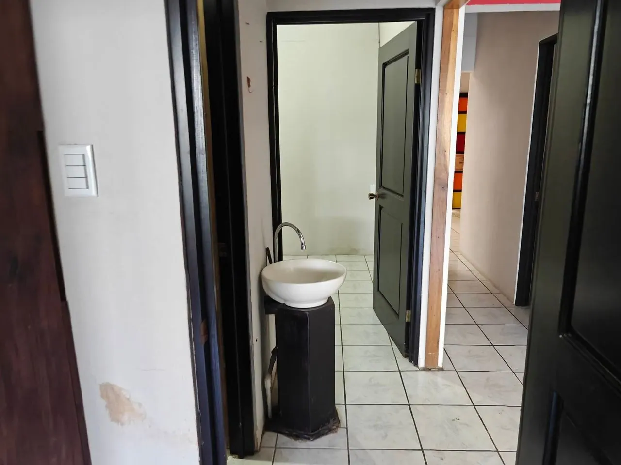 Baño con lavamanos de pedestal