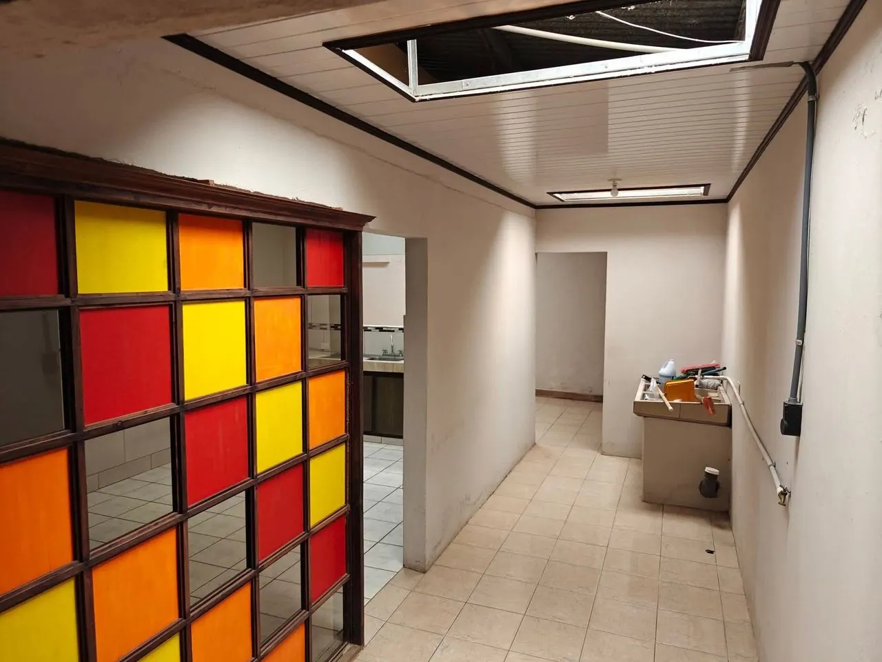 Pasillo interior con la pared de bloques de vidrio de colores
