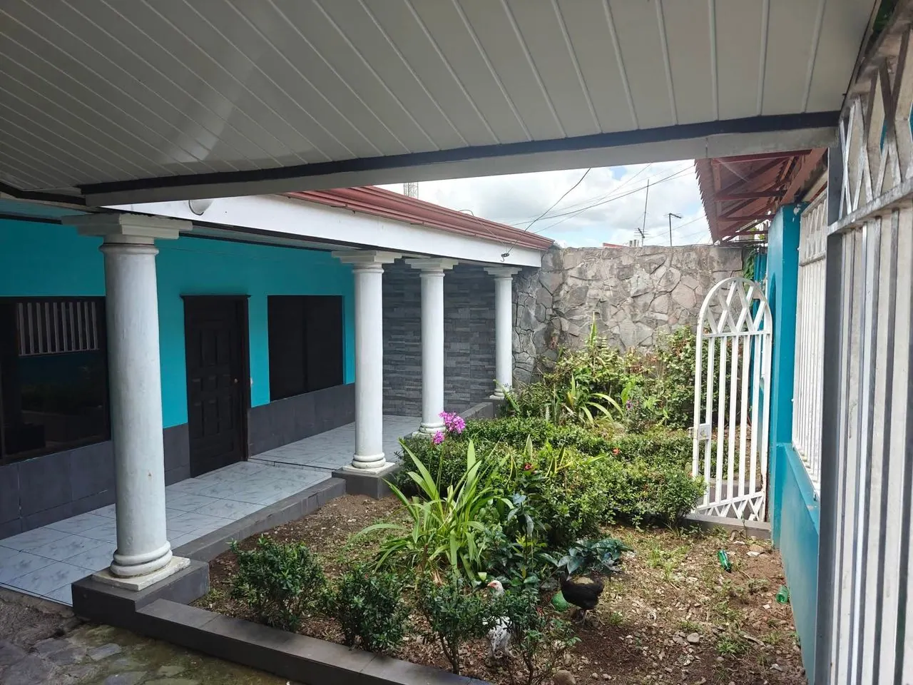 Jardín interno junto al corredor