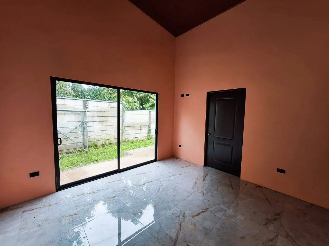 Habitación con puerta corrediza de vidrio al patio