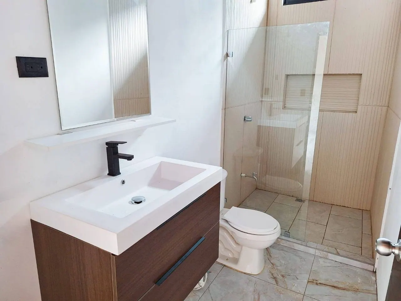 Segundo baño con mueble de madera