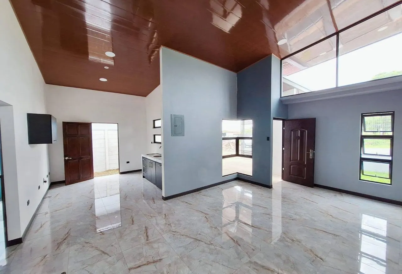 Sala y cocina con piso de porcelanato brillante