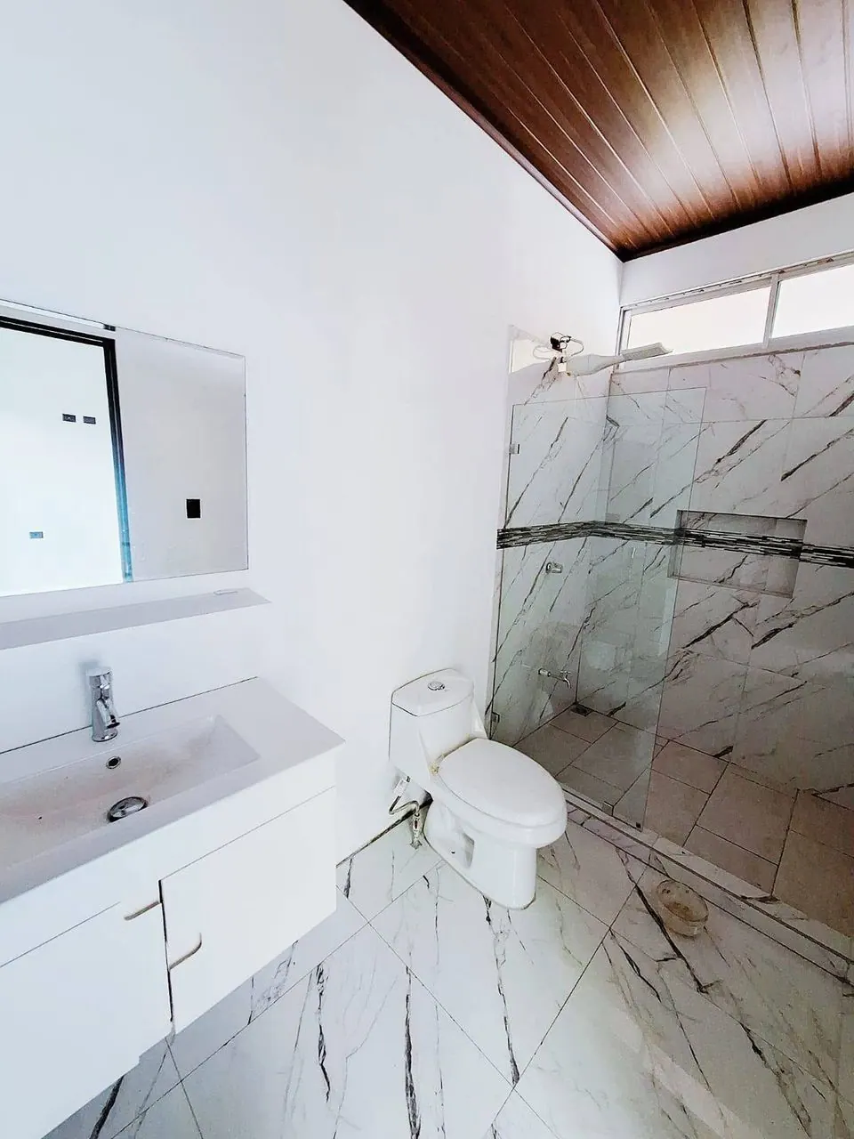 Segundo baño con enchape tipo mármol
