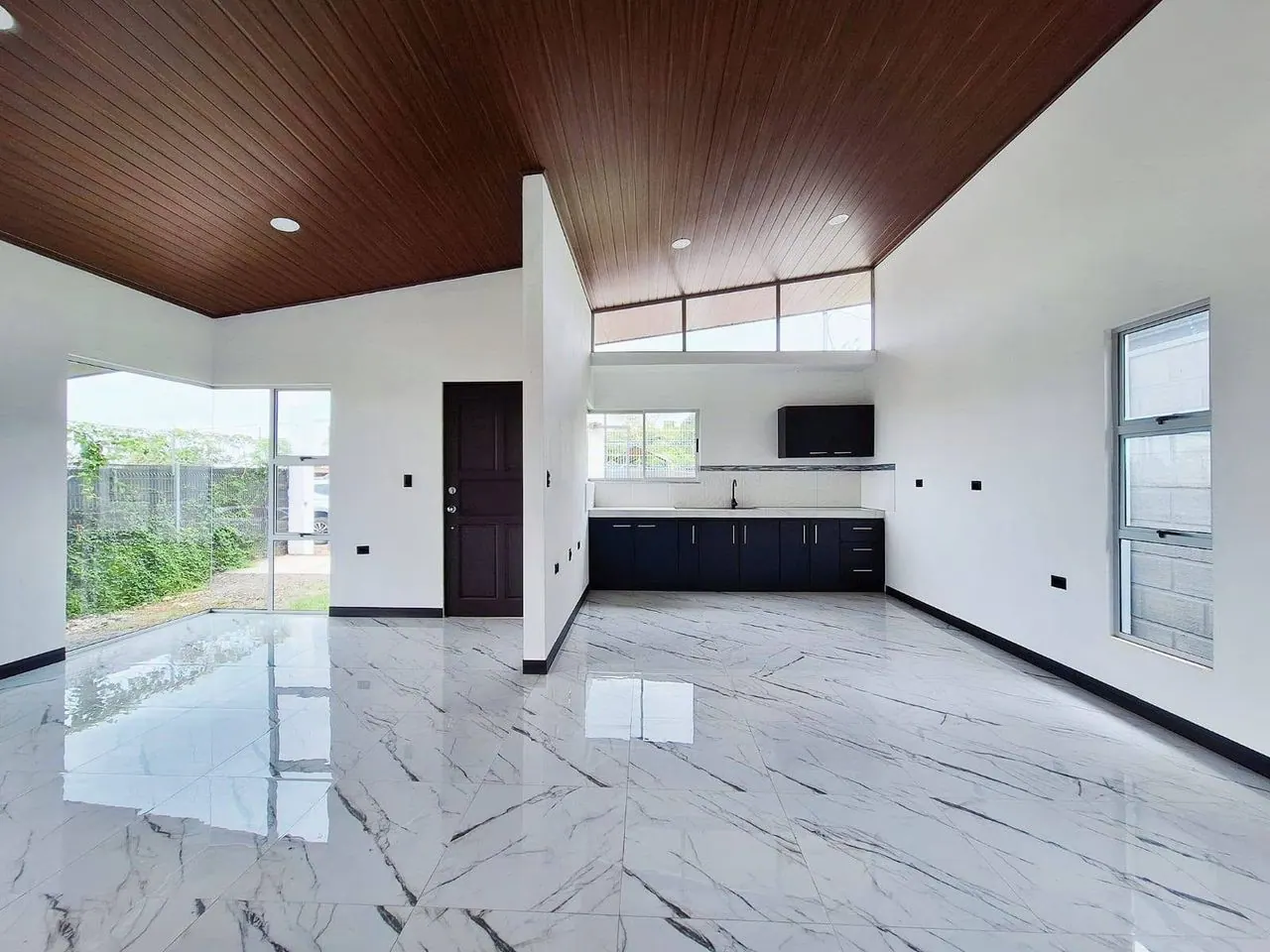 Sala y cocina con cielo de madera