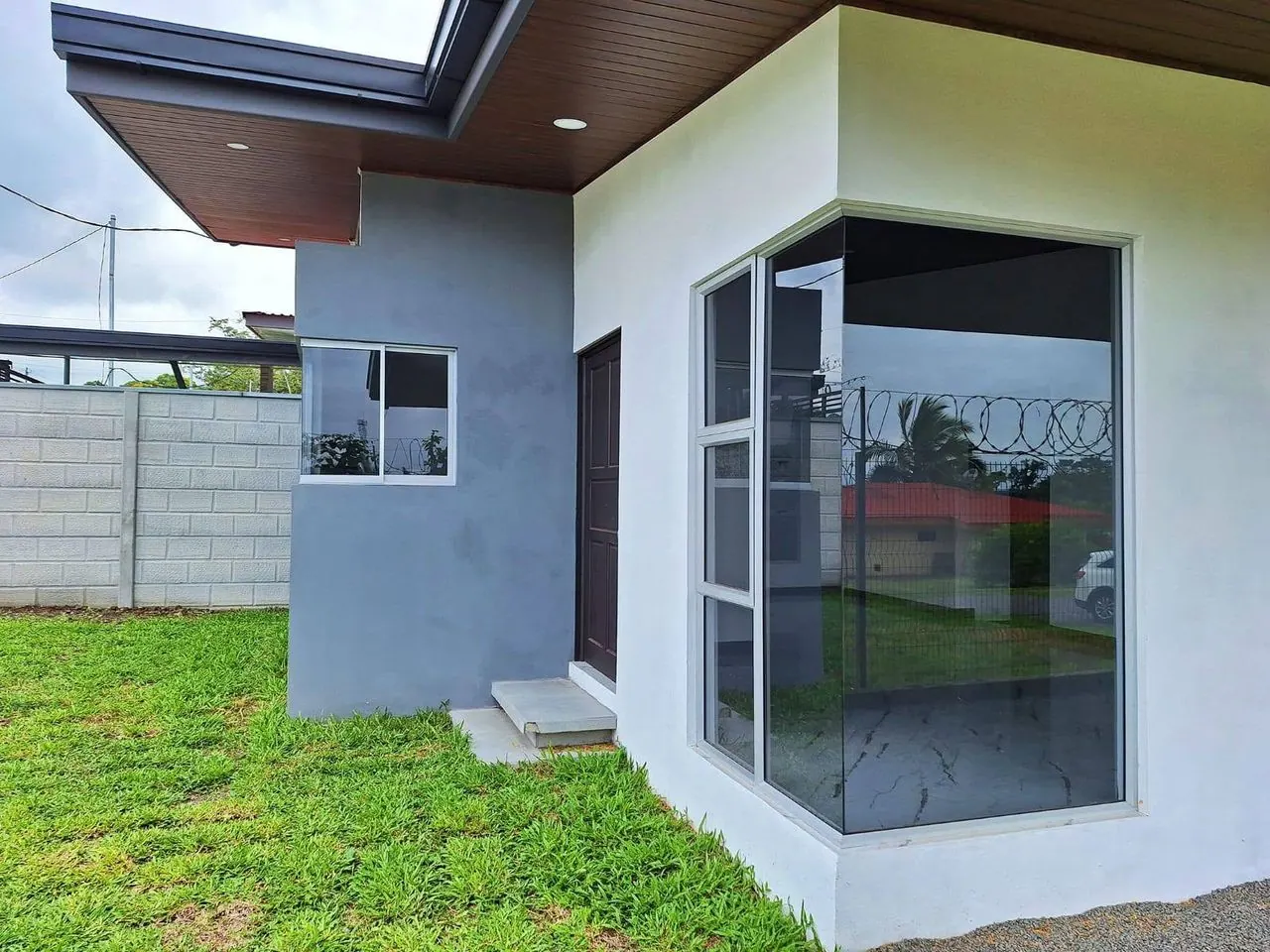 Ventanal de esquina y costado de la casa