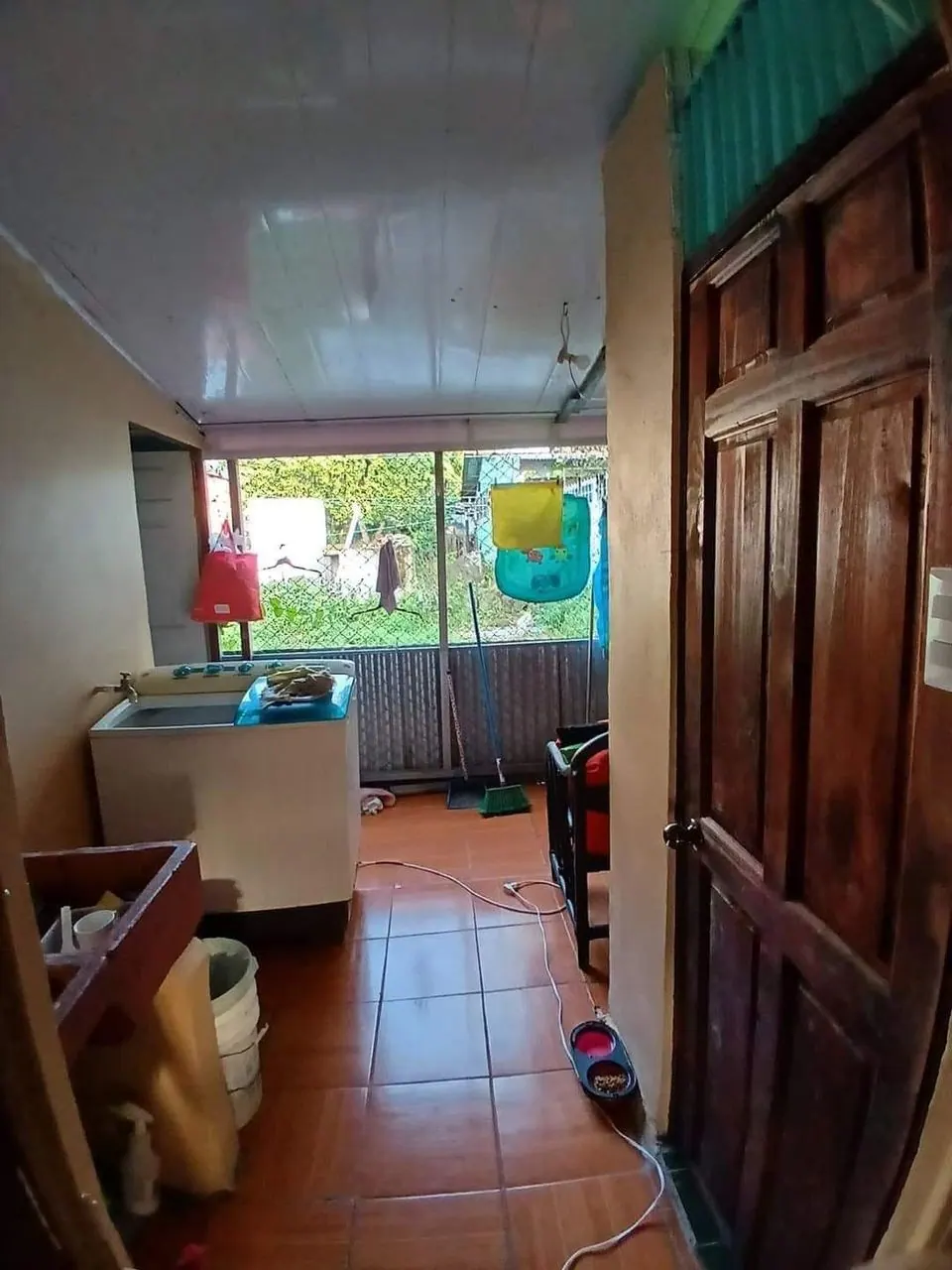 Cuarto de pilas con salida al patio