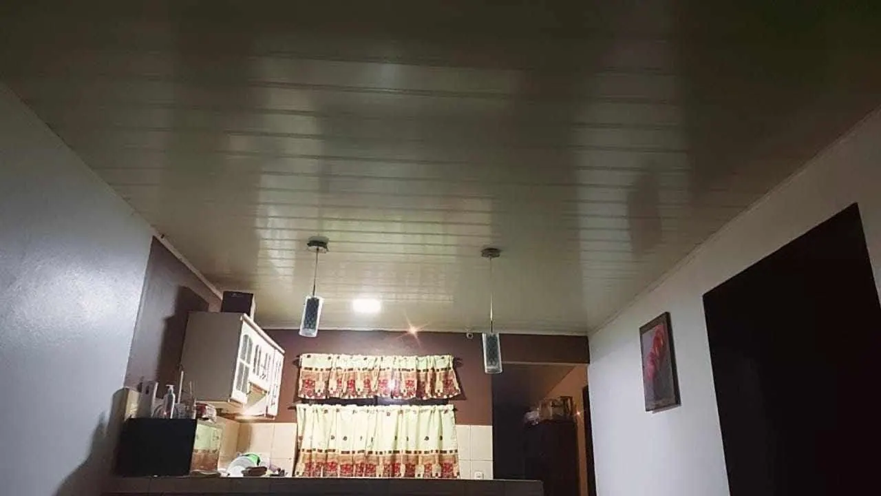 Cocina con lámparas colgantes