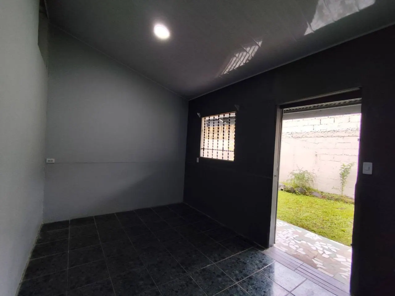 Habitación con salida al patio