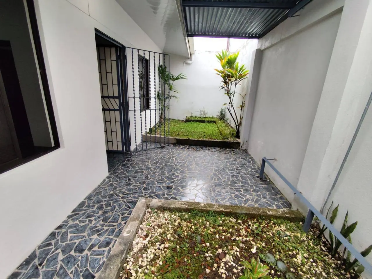 Corredor lateral con jardinera