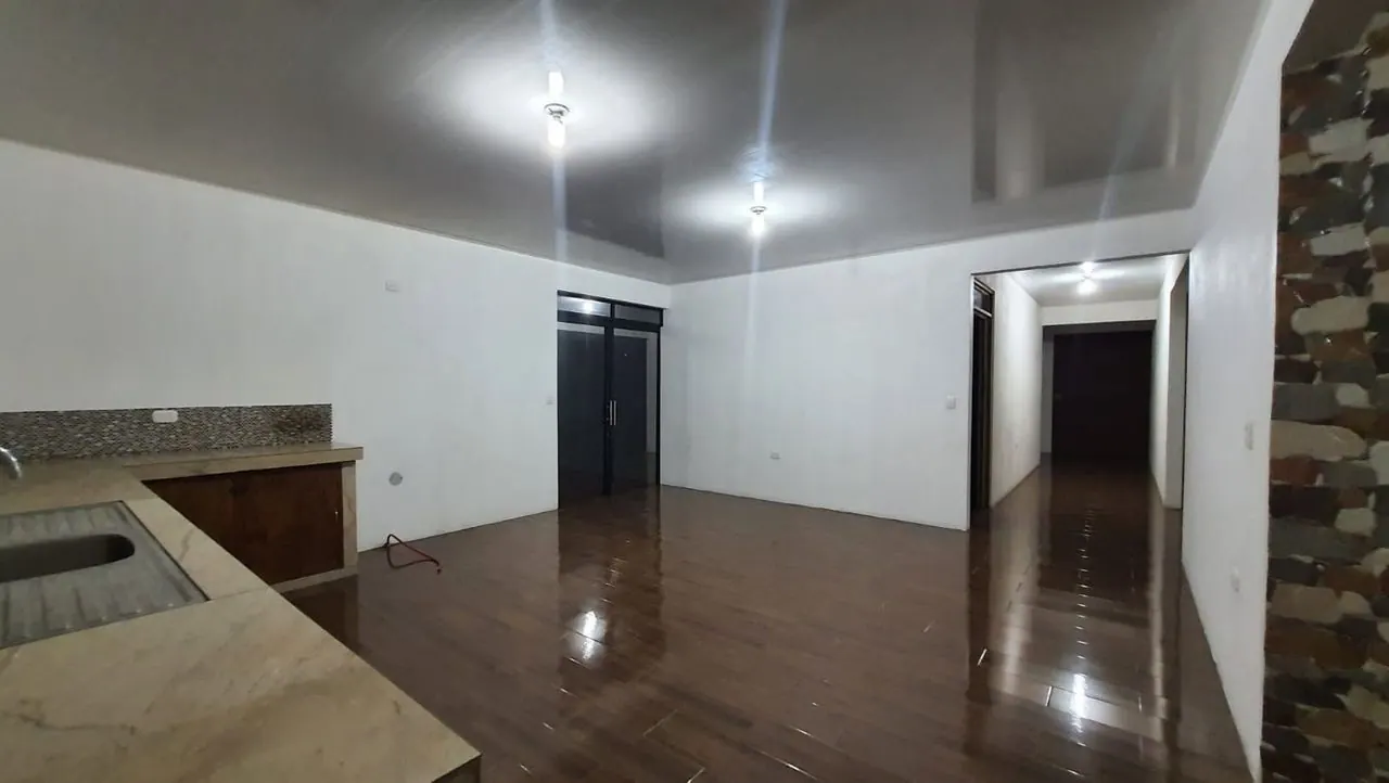 Sala amplia con piso tipo madera