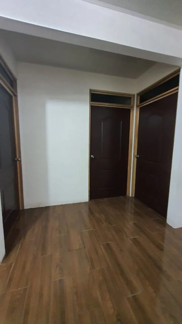 Habitación con puertas de madera