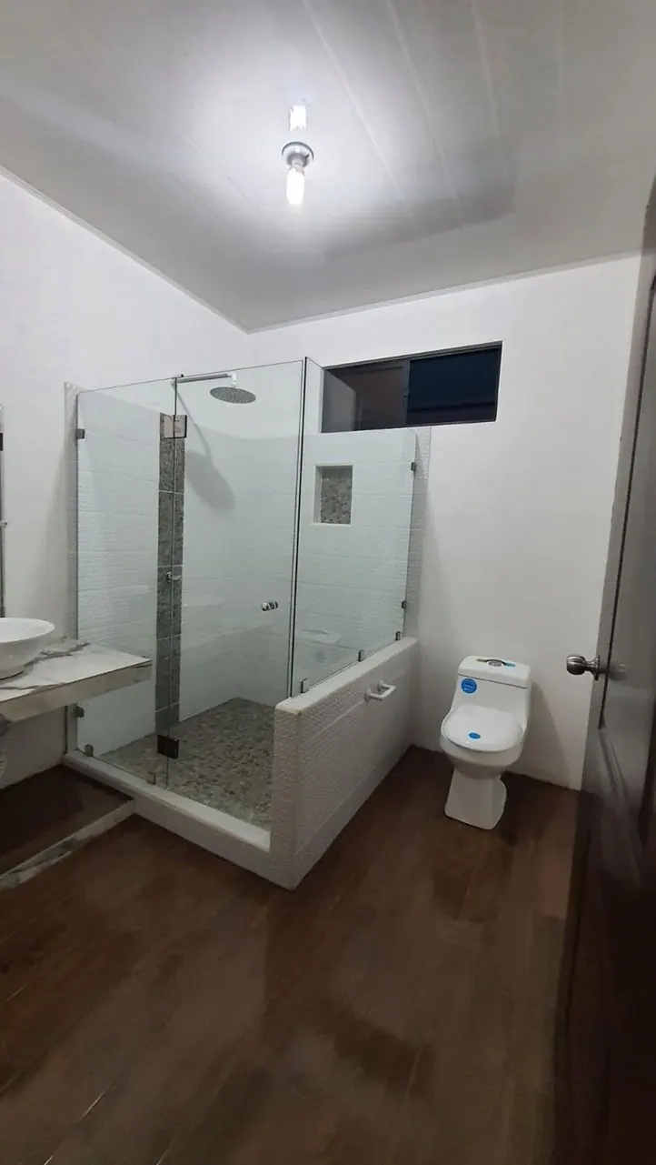 Baño con ducha de vidrio