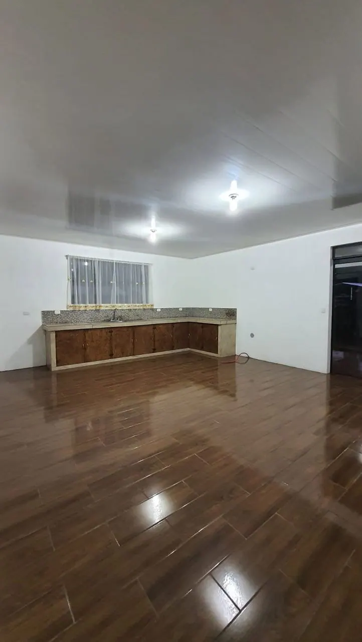 Cocina con mueble largo de madera