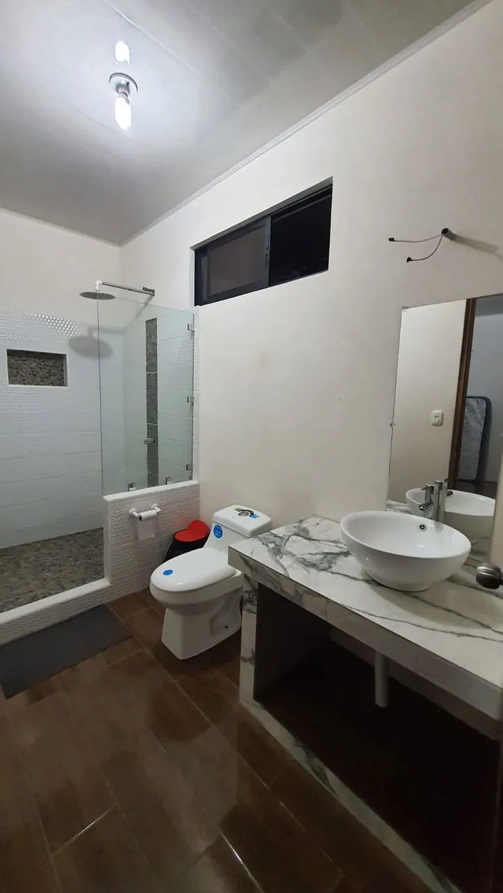 Baño con lavamanos de sobreponer