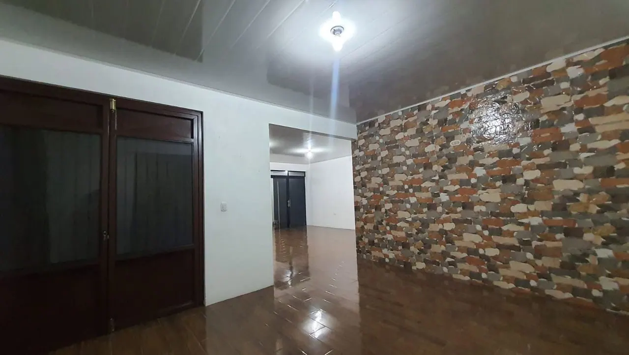 Sala con pared de piedra decorativa