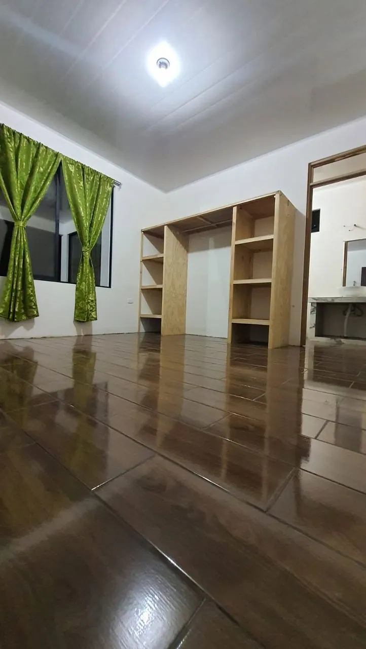 Habitación con estantería empotrada