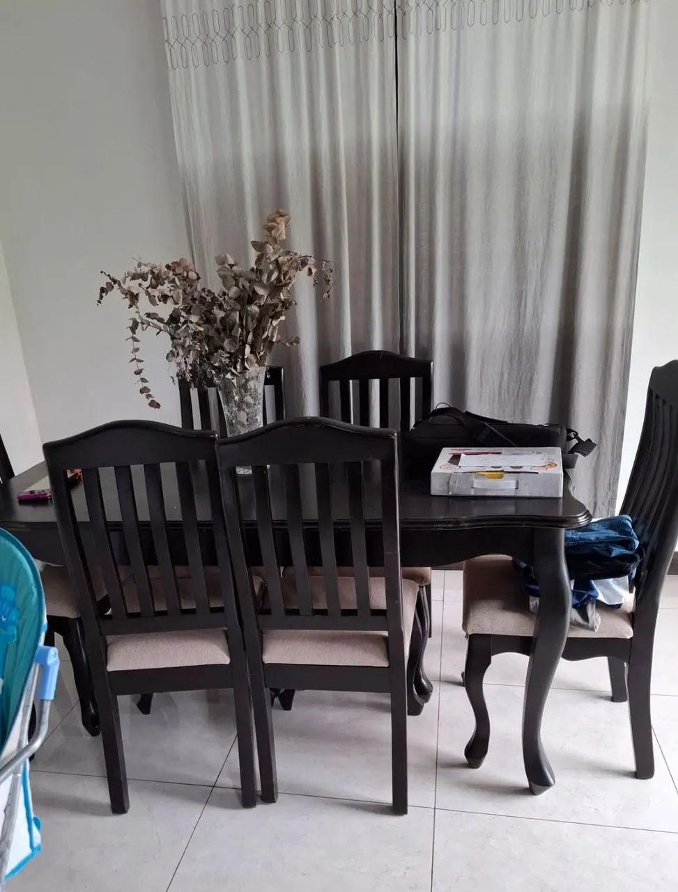 Comedor de madera oscura