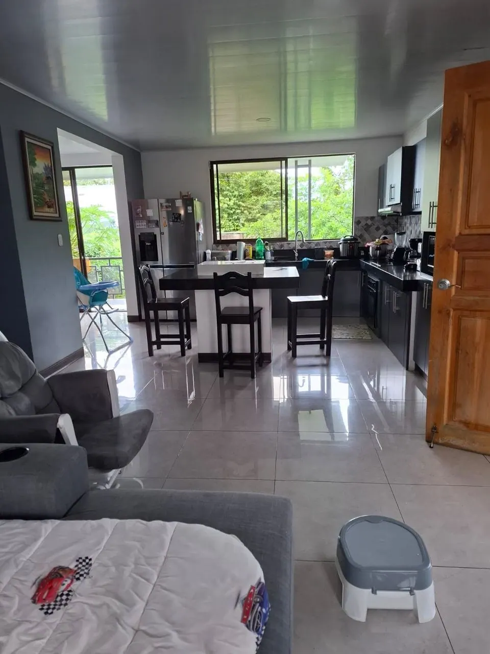 Sala y cocina integradas con ventanal