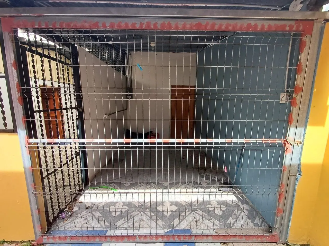 Entrada con verja