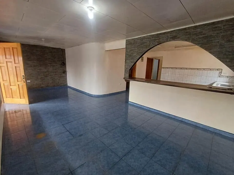 Sala con arco de piedra y piso azul