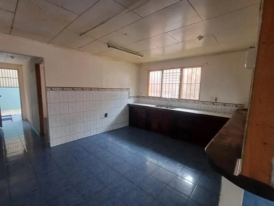 Cocina con mueble de madera y enchape