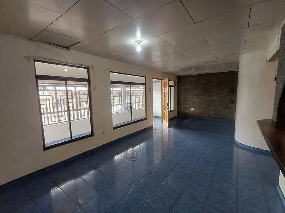 Sala con ventanales a la calle