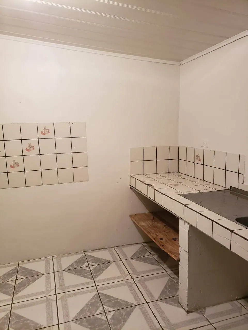 Cocina con sobre de azulejo