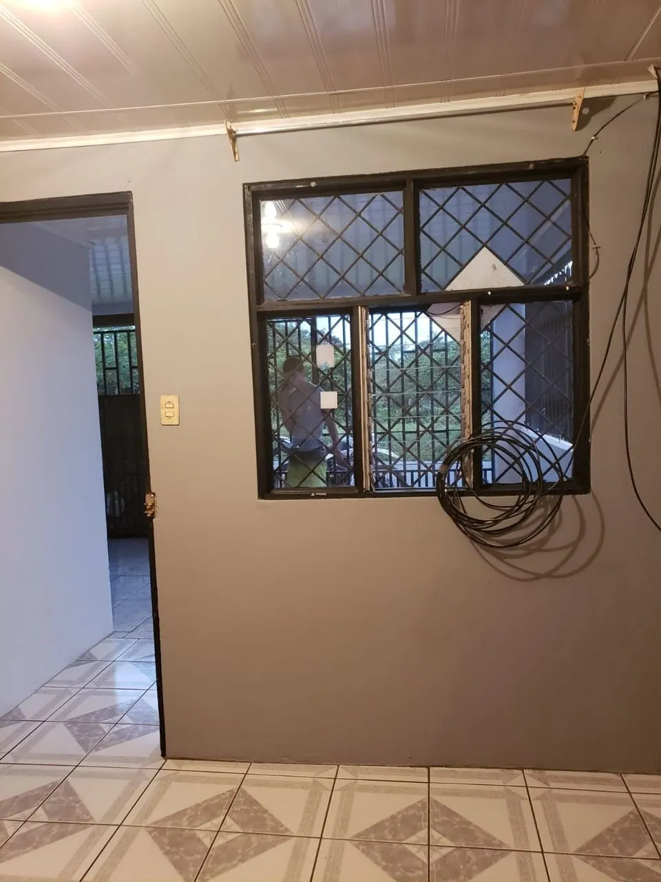 Habitación con ventana de verjas