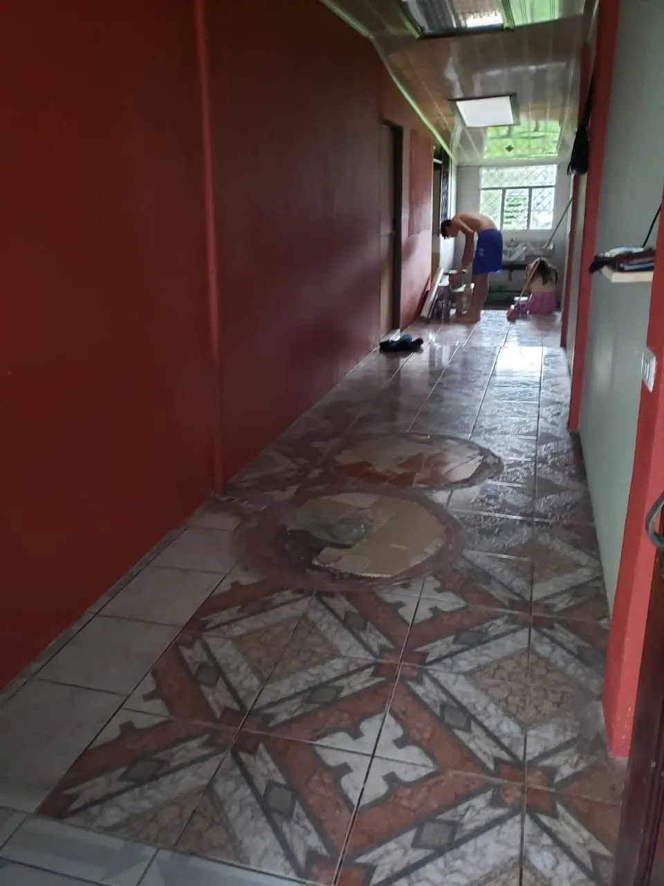 Pasillo con piso de cerámica decorada