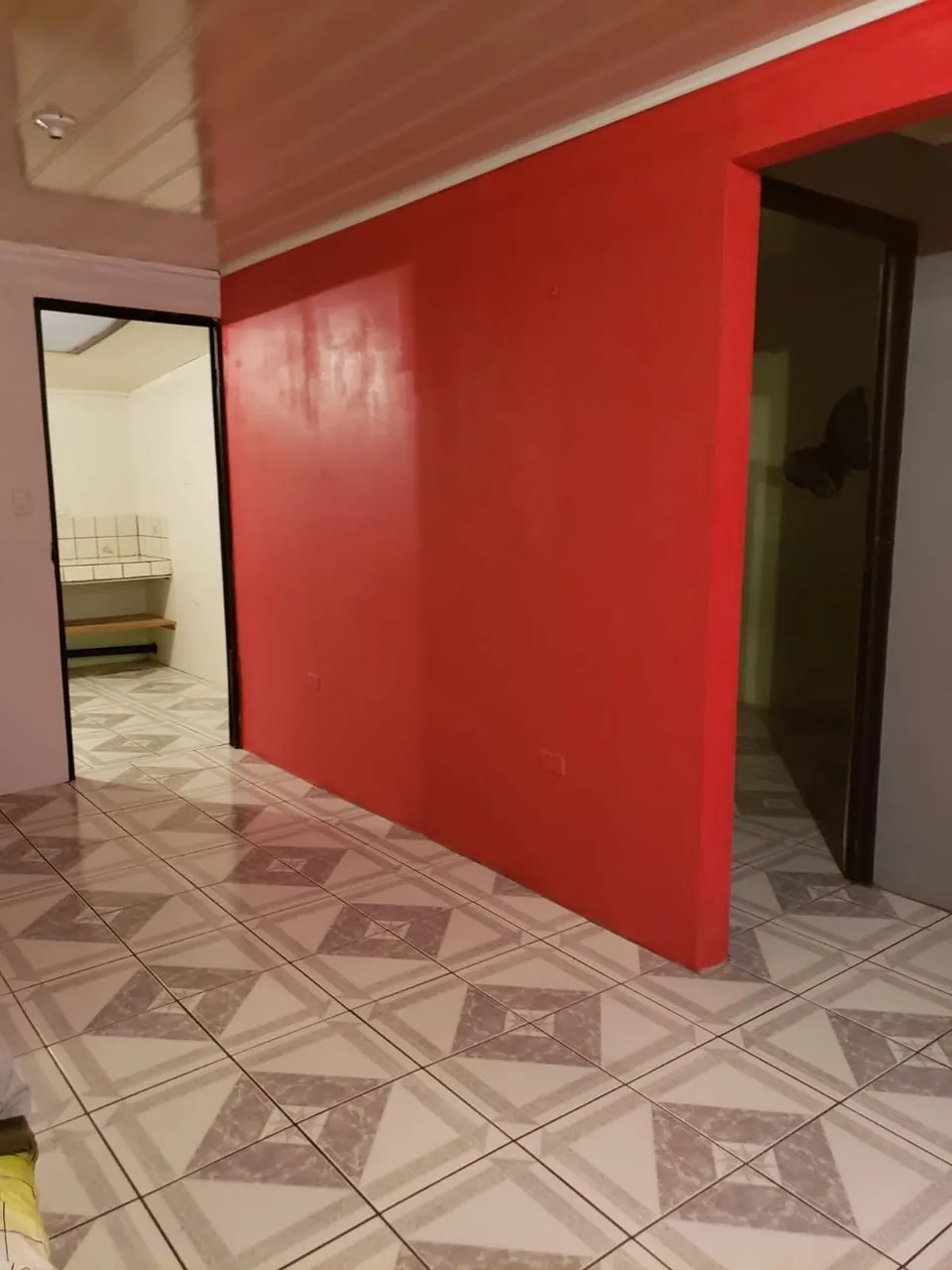 Pared roja junto a la entrada a la cocina