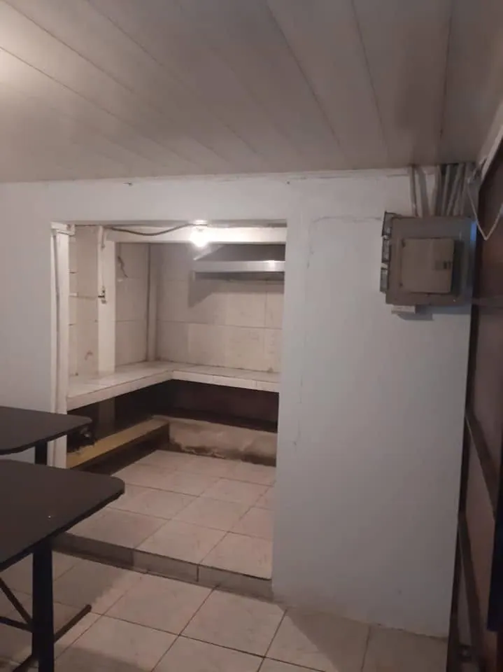 Interior del local con mueble de cocina