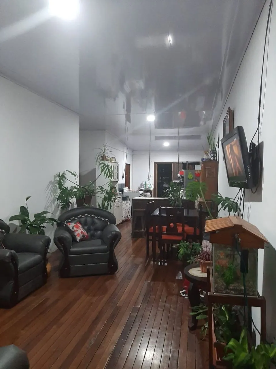 Sala de la casa con piso de madera y sillones