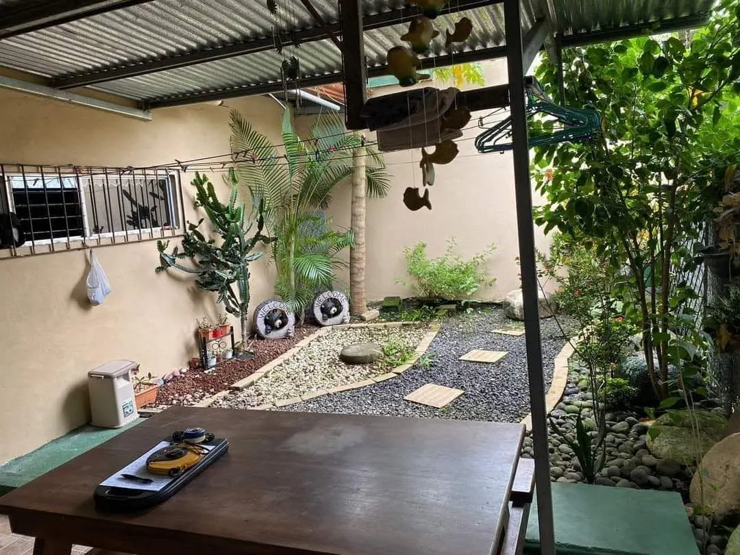 Patio con jardín de piedras y cactus