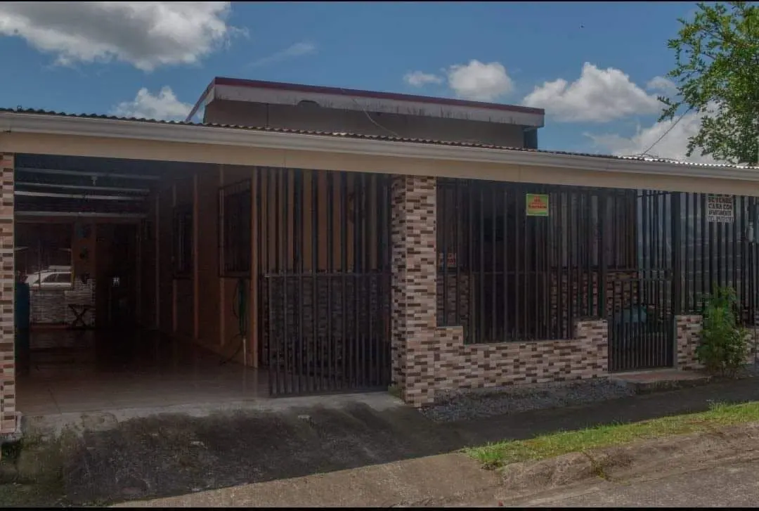 Casa con enchape de piedra y verjas de madera