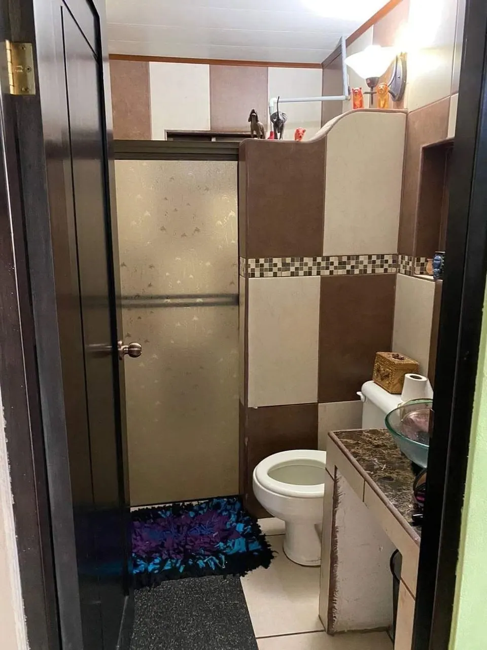 Baño con enchape café