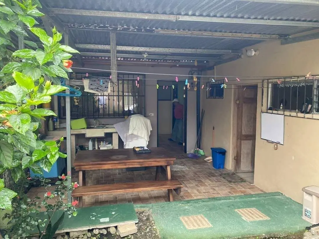 Patio techado con mesa de madera