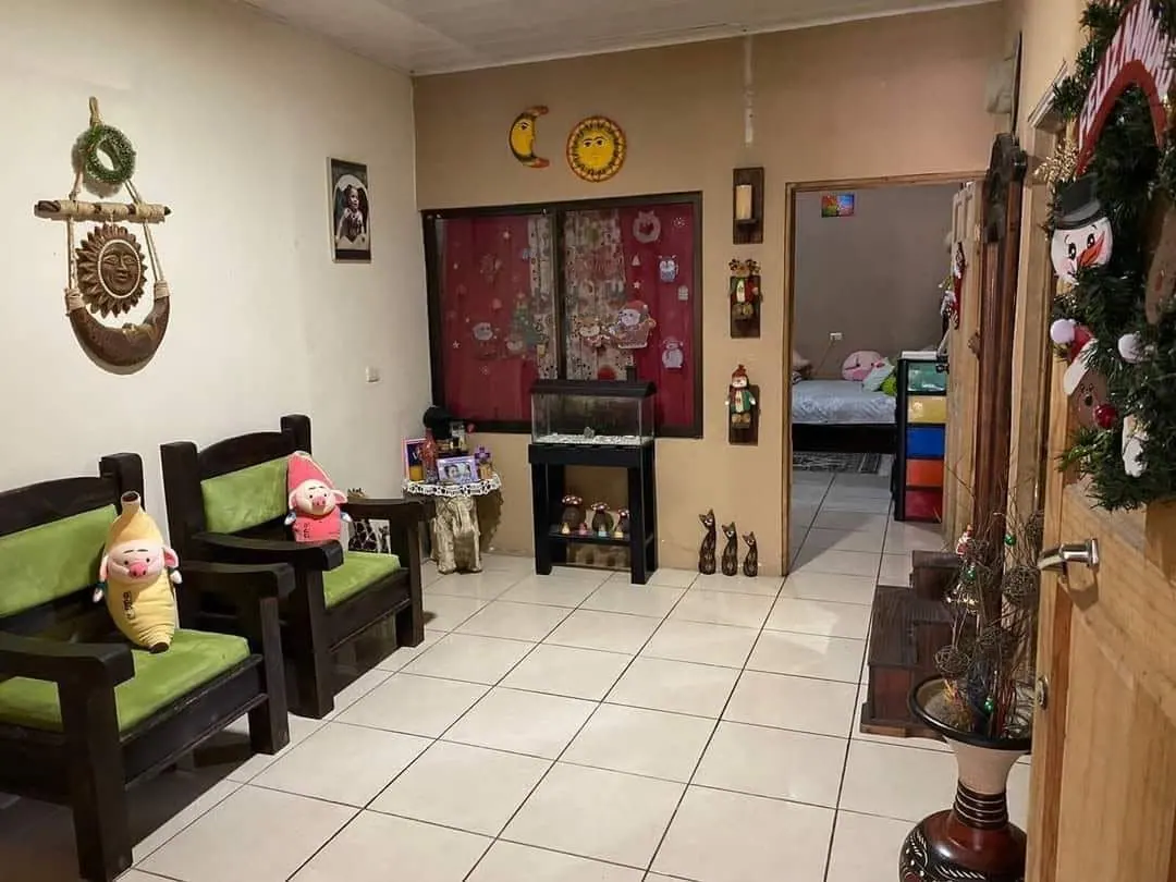 Sala principal con piso claro