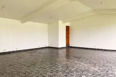 Interior amplio del local con piso de cerámica